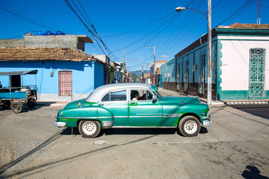 Straßenkreuzung in Trinidad, Cuba de Miro May