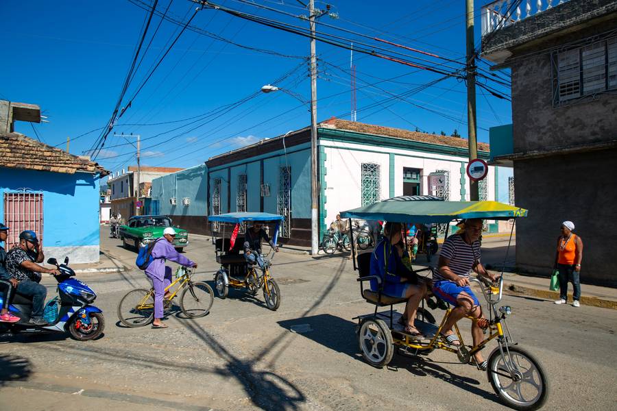 Straßenkreuzung in Trinidad, Cuba III de Miro May