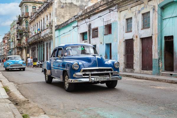 Street in Old Havana, Cuba. Oldtimer in Havanna, Kuba de Miro May