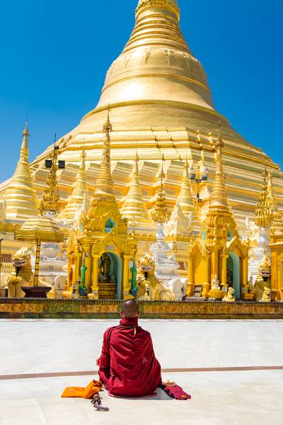 Buddhistischer Mönch in Shwedagon-Pagode, Yangon - Myanmar (Burma)