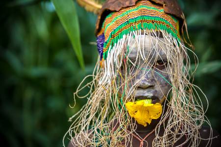 Porträt Mädchen mit Blume, Suri / Surma Stamm in Äthiopien, Omo Valley, Afrika