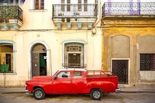 Red Oldtimer in Havana, Cuba