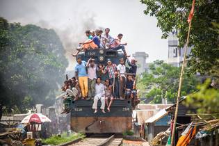 Viaje en tren en Dhaka, Bangladesch.