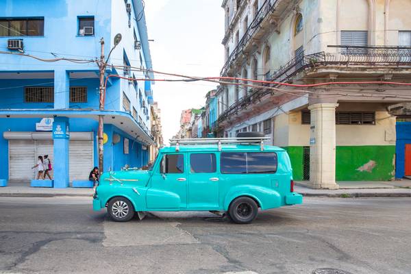 Turquoise Oldtimer in Havana, Cuba. Street in Havanna, Kuba. de Miro May