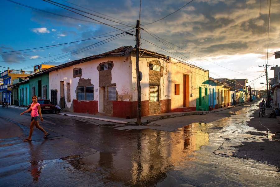 Walk in rain. Trinidad, Cuba de Miro May