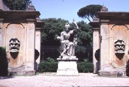 View of the garden, detail of a gateway decorated with grotesque masks and a statue of a goddess, de de Nanni di Baccio Bigio and Bartolomeo Ammannati