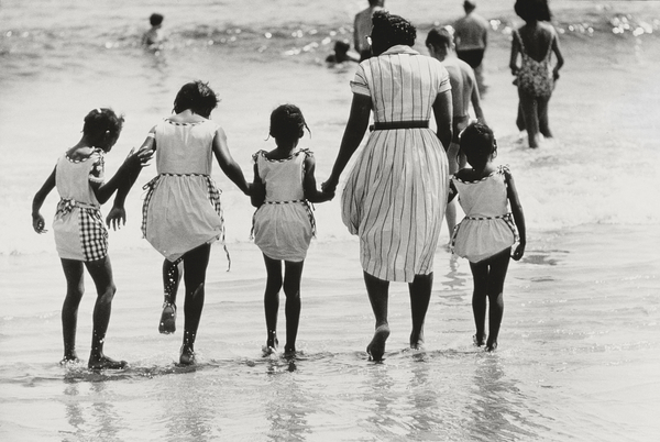 Mother and 4 Daughters Entering Water at Coney Island, Untitled 37 de Nat Herz
