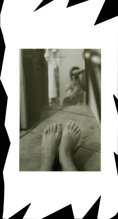 moi les pieds dans le miroir de Luisa Neige
