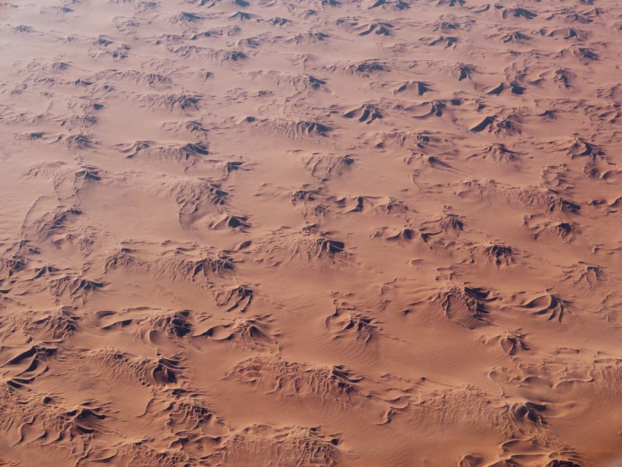 Blick auf die Sahara Wüste in Afrika aus dem Flugzeug de Laura Nenz