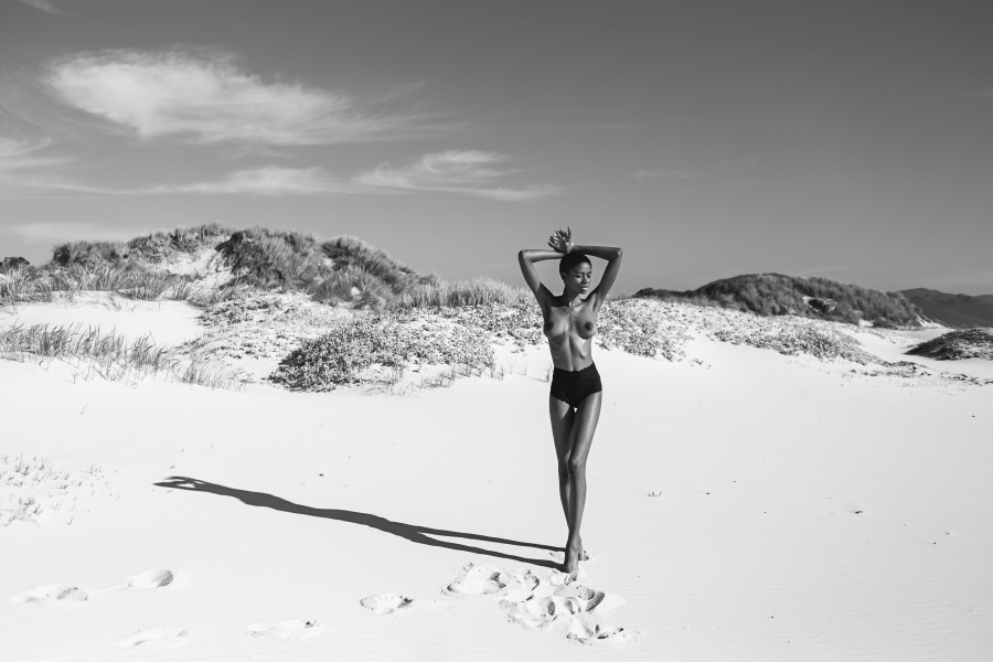 Frau am Strand von Noordhoek, bei Kapstadt de Laura Nenz