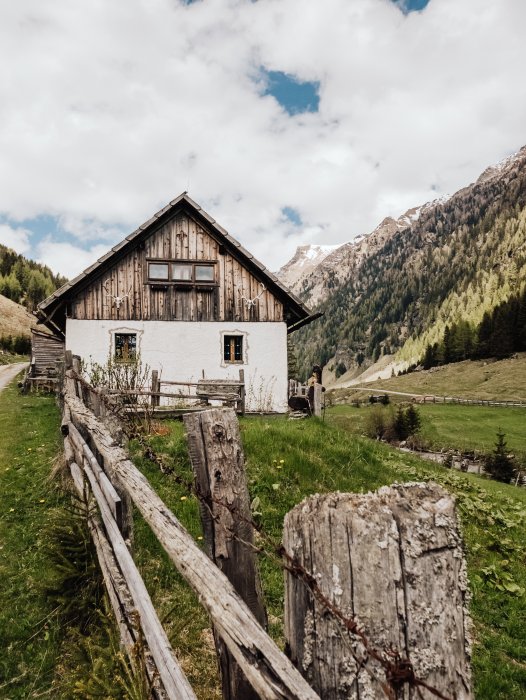 Österreich Landschaft mit traditionellem Haus de Laura Nenz