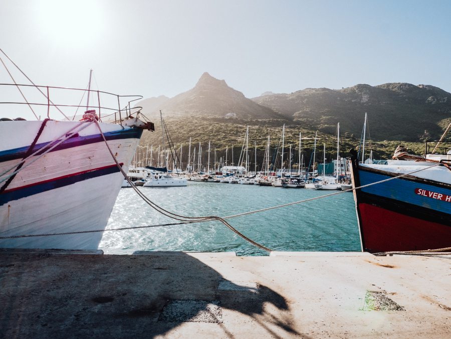 Schiffe vor Yachthafen in Hout Bay, Kapstadt de Laura Nenz