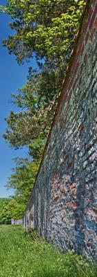 Alte Mauer in hochformatigem Weitwinkel de Nikolai Klassen