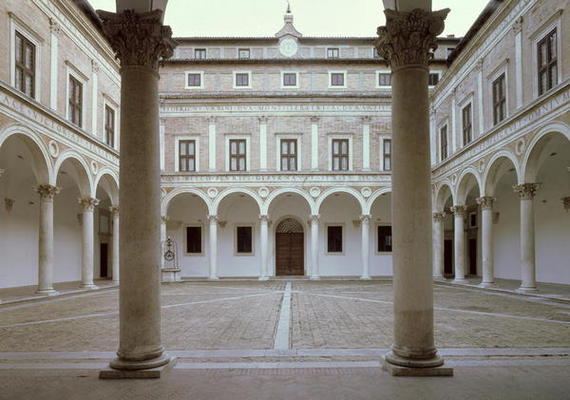 View of the Cortile d'Onore (Courtyard of Honor) designed by Luciano Laurana (c.1420-1502) c.1470-75 de 