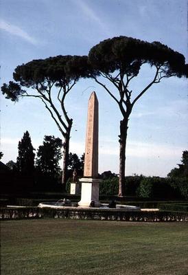 View of the garden, detail of the obelisk (photo) de 