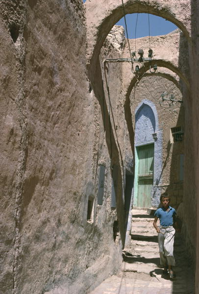 A street in the medina (photo)  de 