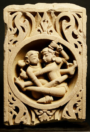 A Central Indian Pale Pink Sandstone Panel Depicting A Fighting Couple Each Armed With A Dagger de 