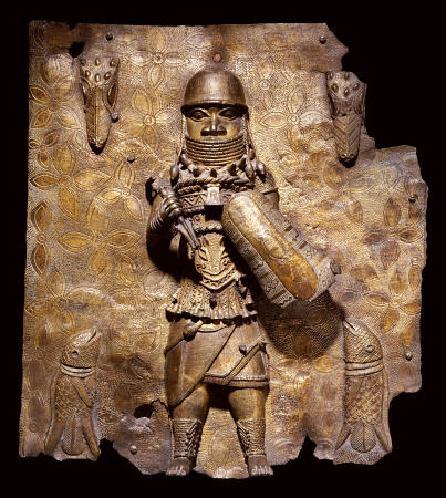 A Fine Benin Bronze Plaque In High Relief With A Warrior Chief, Full Length, In Elaborate Battle Dre de 