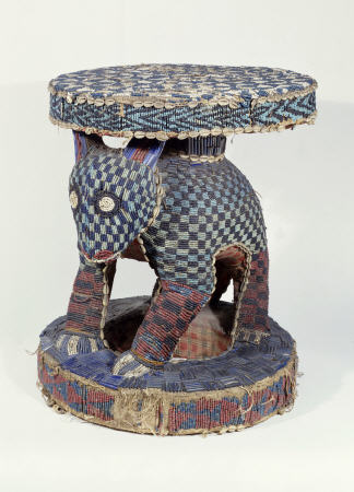 A Fine Cameroon Beaded Stool, The Support Carved As A Leopard, 19th Century de 