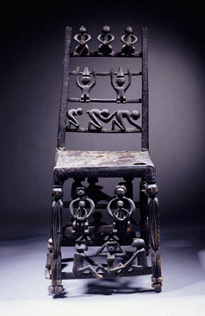 A Fine Chokwe Chair Carved With Various Figures de 