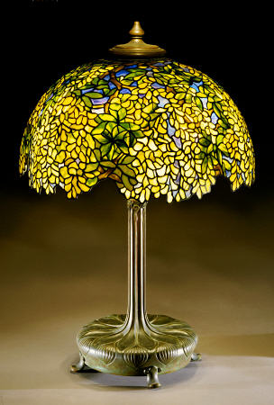 A Fine ''Laburnum'' Leaded Glass And Bronze Table Lamp de 