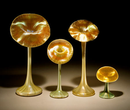 A Group Of Quezal Iridized Glass `Lily'' Vases de 