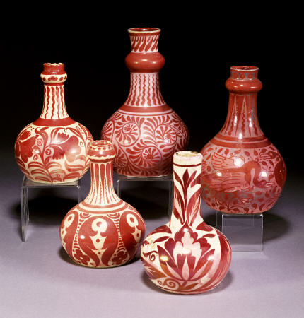 A Group Of Ruby Lustre Vases By William De Morgan (1839-1917) de 