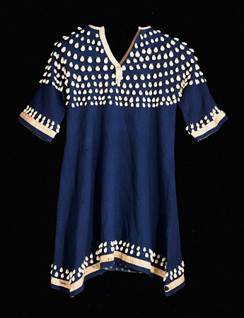 A Hunkpapa Sioux Girl''s Dress Of Blue Wool Cloth Trimed With Cowrie de 