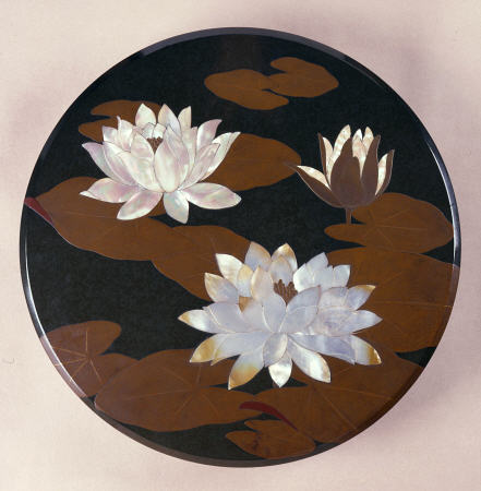 A Large Circular Lacquer Box And Cover Decorated In Iroe Hiramakie, Ishime-Ji And Stained Mother Of de 