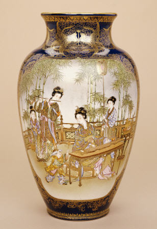 A Large Kinkozan Vase Depicting A Lady Playing A Koto With Ladies And Children Beneath A Wisteria de 