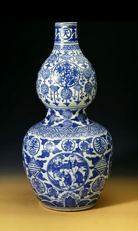 A Large Ming Blue And White Double Gourd ''Shou'' Vase, Depicting Young Boys Playing On A Terrace de 