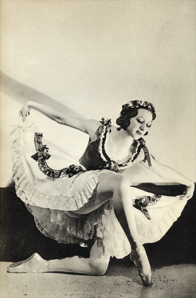 Aleksandra Dionisyevna Danilova, from ''Footnotes to the Ballet'', published 1938 (b/w photo)  de 