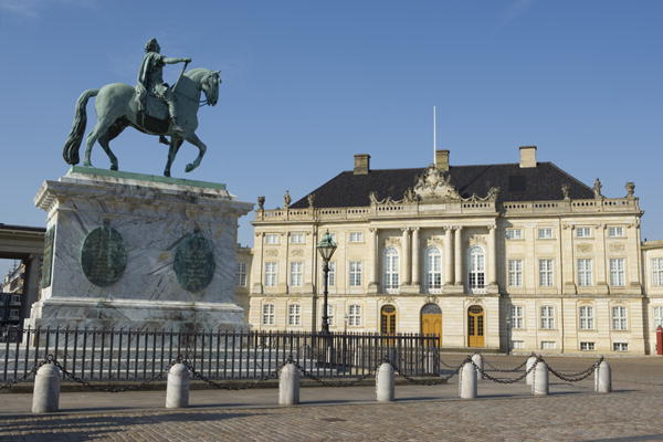Amalienborg Palace and Square with the equestrian statue of King Frederick V (1723-66) (photo)  de 