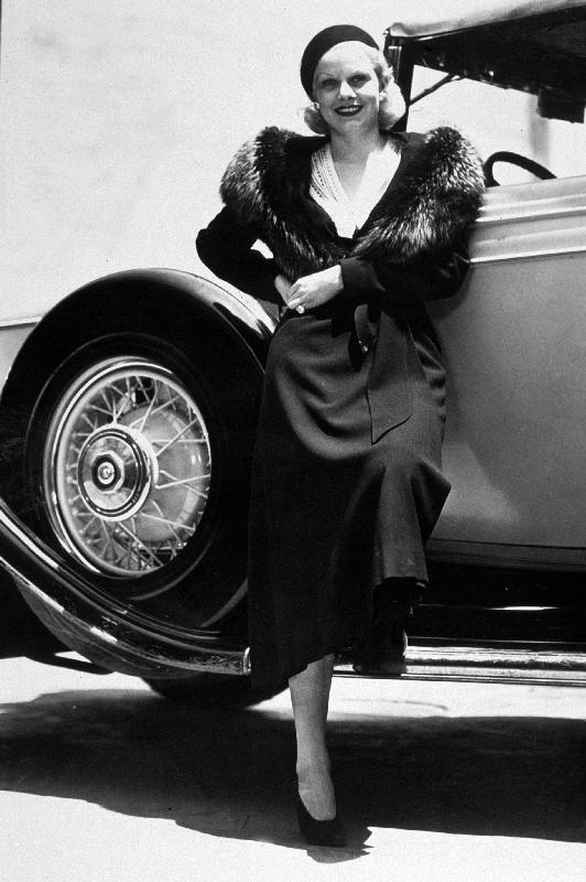 American Actress Jean Harlow posing near a car de 