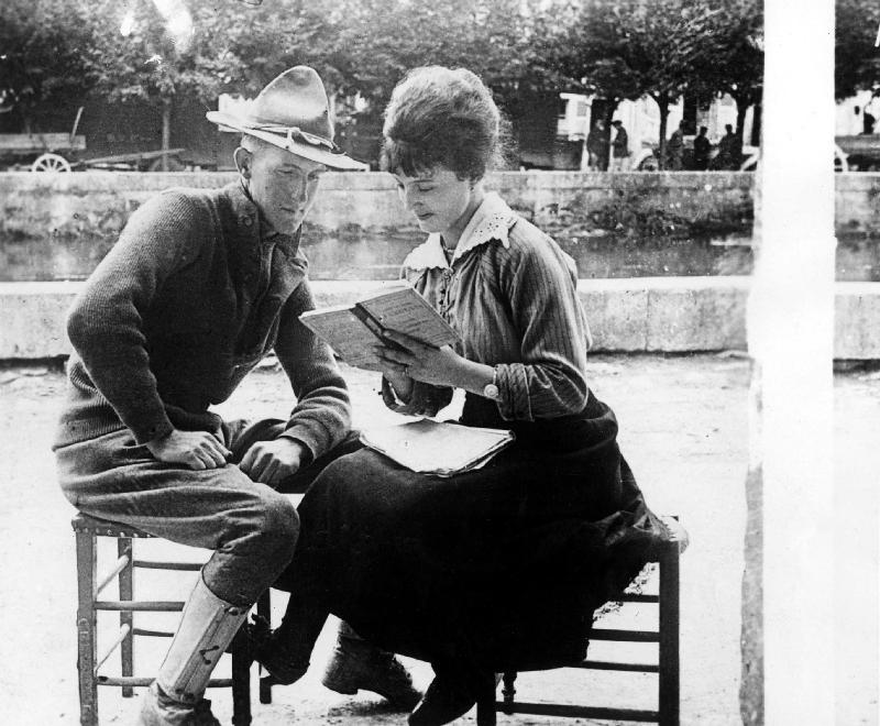 American soldier learning French with a French woman de 