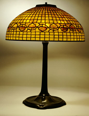 An ''Acorn'' Leaded Glass And Bronze Table Lamp,  Tiffany Studios de 