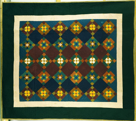 An Amish Pieced & Quilted Cotton Coverlet Worked In A Variation On The Nine Patch Pattern, de 