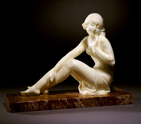 An Art Deco Alabaster Figure Modelled As A Nude Female Bather de 