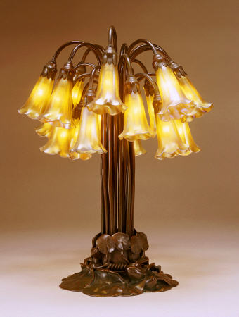 An Eighteen-Light ''Lily'' Favrile Glass And Bronze Table Lamp de 