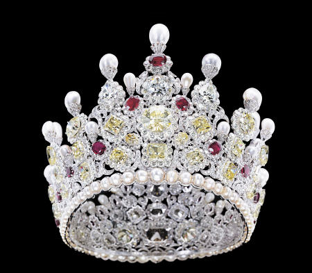 An Extraordinary Coloured Diamond, Diamond, Natural Pearl And Ruby Crown de 