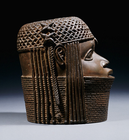An extremely fine Benin bronze head de 