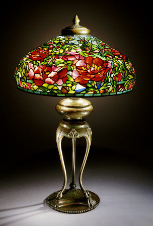 An Important Elaborate ''Peony'' Leaded Glass And Bronze Table Lamp de 