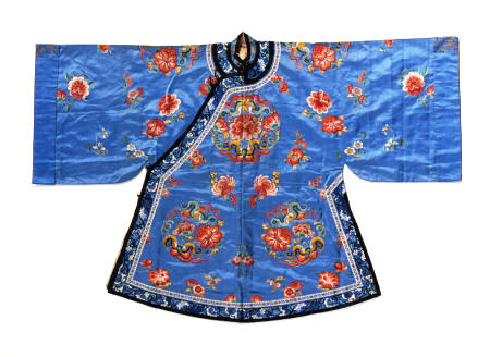 An Informal Robe Of Forget-Me-Not Blue Satin, Embroidered In Silks With Peony And Buttterfly Roundel de 