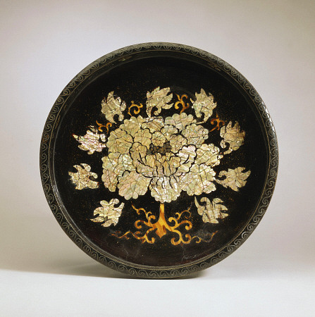An Inlaid And Lacquered Circular Tray de 