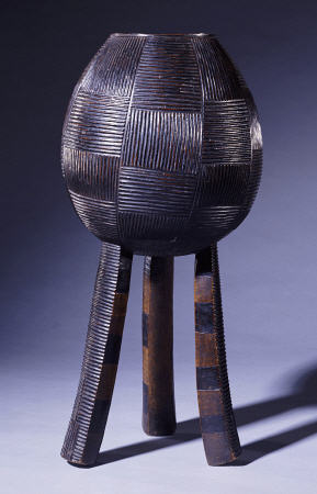 An Ovoid Swazi Vessel With Chequerboard Horizontal And Vertical Grooves de 