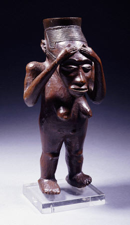 An Unusual Kuba Cup Carved As A Standing Female Figure With Hands Clasping The Forehead de 