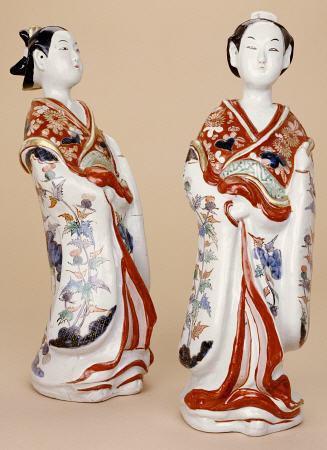 A Pair Of Large Imari Bijin, Vividly Decorated In Iron-Red, Green, Aubergine, Blue, And Black Enamel de 