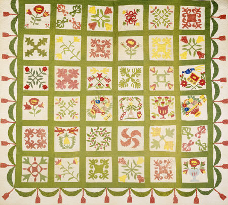 A Pieced And Appliqued Cotton Quilted Coverlet de 