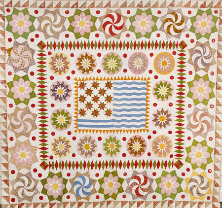 A Pieced And Appliqued Cotton Quilted Coverlet, de 