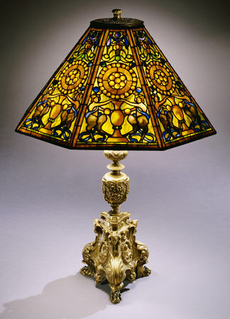 A Rare Regence Style Leaded Glass And Gilt-Bronze Table Lamp By Tiffany Studios de 